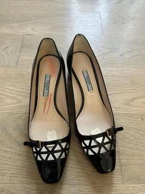 Bombas Prada Black Mary Jane couro envernizado corte a laser detalhes tamanho UE 35,5 - Imagem 1 de 4