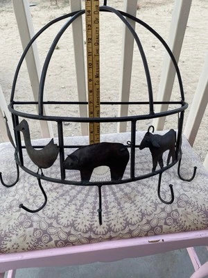 Estante colgante de metal rústico hecho a mano con temática de animales de granja/cocina de granja.  Foto 1 de 4