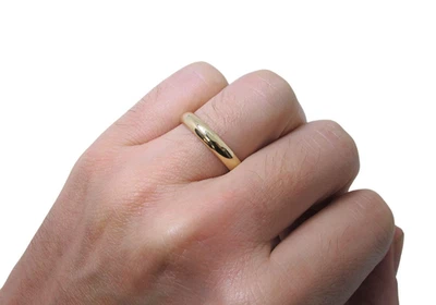 Anillo de boda clásico de 4 mm de colección de oro amarillo de 14 quilates de Tiffany & Co. con cúpula Foto 1 de 4