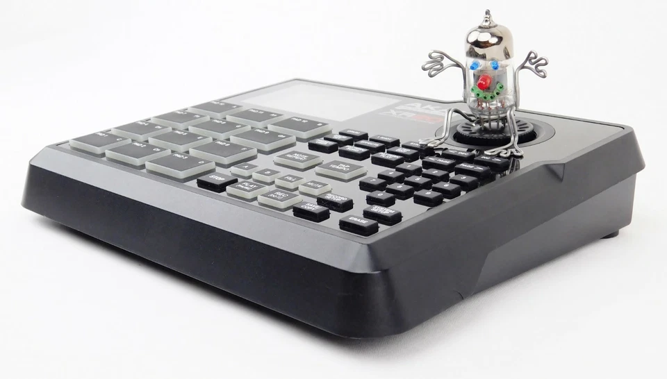 Akai XR 20 Beat Production Center Synth Drum Machine + Wie Neu + OVP + Garantie - Bild 1 von 4