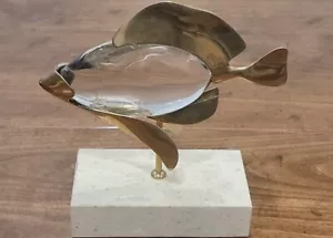 Escultura de pez de vidrio del siglo con acentos de latón montada sobre una base de travertino - Imagen 1 de 9