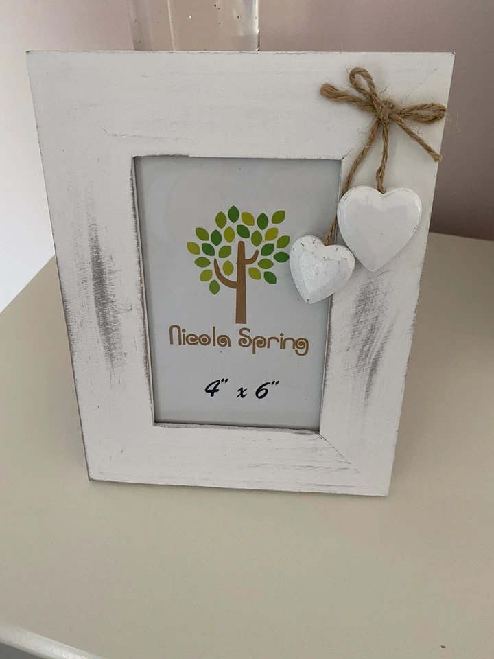 White Woiden Photo Frame With Heart 4x6 - Image 1 of 1