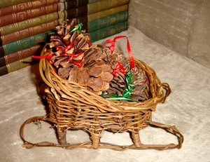 Cesta trineo vintage de mimbre sauce vid con piñas de 10,5" de largo granja - Imagen 1 de 17