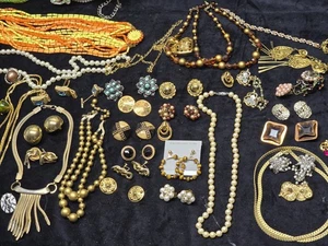 Großes Vintage Modeschmuck Konvolut Halsketten Ohrringe Armbänder Broschen  - Bild 1 von 7