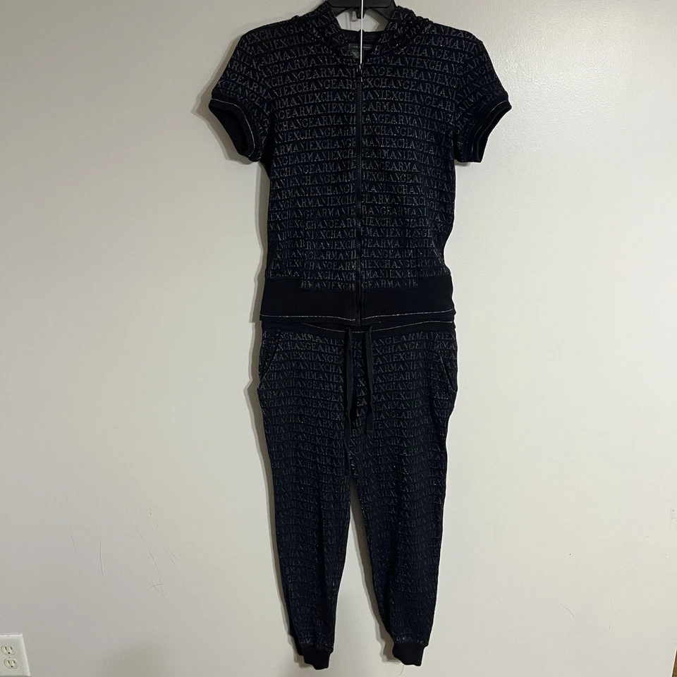 Sudadera y pantalones deportivos para mujer Armani Exchange con logotipo completo Top pantalones medianos pequeños Foto 1 de 4