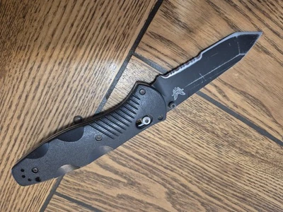 Cerradura de eje de presa hecha en banco usada, modelo 583SBK hoja combinada negra 154CM asistida Foto 1 de 4