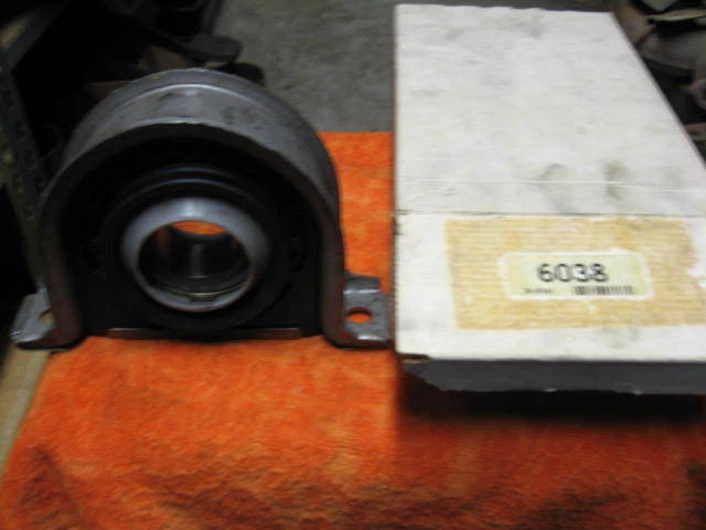 GMC Chevy Ford Mack Dodge Kenworth 1951-1994 camiones eje de transmisión cojinete de soporte Foto 1 de 1