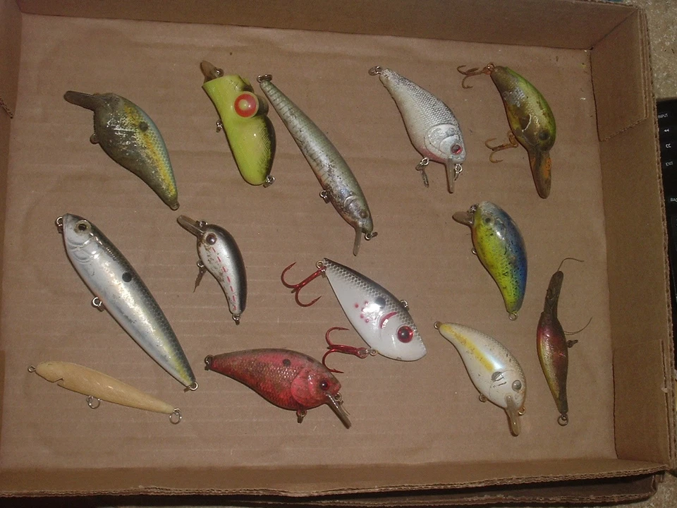 Iscas de pesca antigas enorme lote de 12 batedores usados lixo Manns Baby 1- Strike King WOW - Imagem 1 de 1