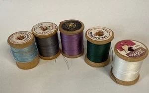 Lote de 5 carretes de madera vintage de hilo de varias marcas/colores - Imagen 1 de 7
