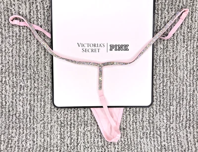 Victoria's Secret Muy Sexy Nuevo Con Etiquetas Grande Rosa Encaje Brillo Correa V Tanga Panty Foto 1 de 4
