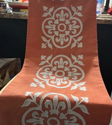 "Corredor de mesa Nicole Miller naranja y blanco bordado 70"" x 16"" de Acción de Gracias" Foto 1 de 4