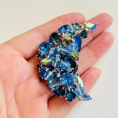 Broche prendedor Kramer NY azul luna aurora boreal cha cha cristal joyado años 60 de colección Foto 1 de 4