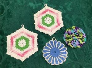 LOTTO VINTAGE DI 4 PORTA PENTOLE E 2 COPRIVASI COLORATI IN COTONE ALL'UNCINETTO FATTI A MANO - Foto 1 di 6