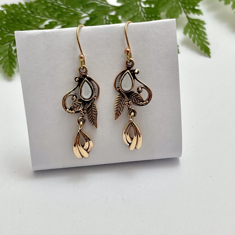 Pendientes de madreperla blancos inspirados en oro inusuales de colección en ganchos Foto 1 de 4