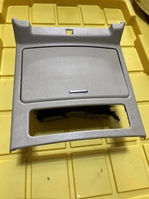 2006 INFINITI M35 中心控制台杯架纹理装饰原始设备制造商 P10552A28000 M45 — 第 1/4 张图片