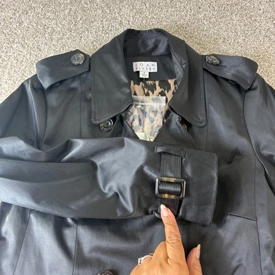 Gabardina Joan Rivers negra con cinturón doble pecho para mujer talla S elegante nueva con etiquetas Foto 1 de 4