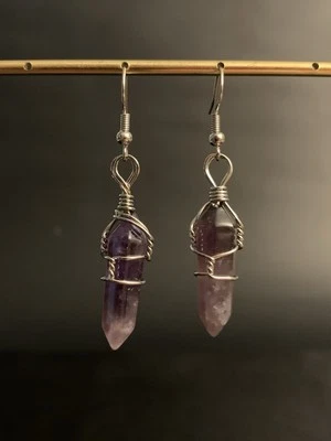 Pendientes colgantes hechos a mano de cuarzo púrpura tono plata envuelto alambre  Foto 1 de 4