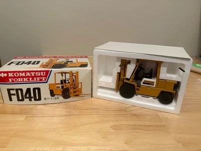 EMPILHADEIRA KOMATSU FD40 MODELO 1:25 NA CAIXA - Imagem 1 de 4