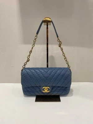 Auténtico Bolso de Hombro Chanel Azul Chevron Solapa Serie 14 Cuero 27cm Ancho Foto 1 de 4