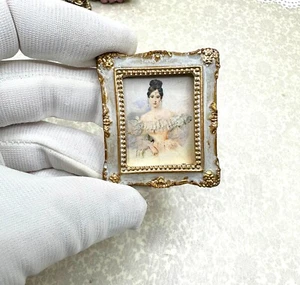 Puppenhaus Miniatur Dame in weiß auf weiß klassisch EMAILLE Perlen Emaille & Gold - Bild 1 von 5