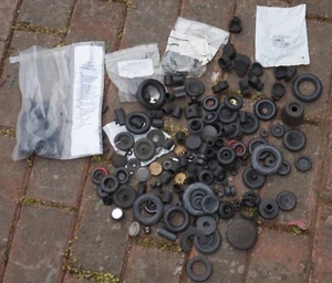 Vintage Classic car assorted sized Rubber Wiring Gromets - Picture 1 of 7