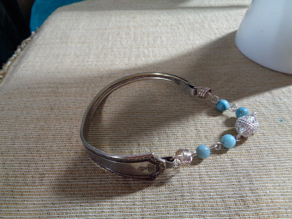 "Pulsera cuchara chapada en plata de 8 1/2"" artesanal, con placa de plata forjada a mano" Foto 1 de 4