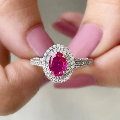 Anillo de compromiso con doble halo de zafiro moissanita ovalado de 2 quilates enchapado en oro blanco de 14 k Foto 1 de 4