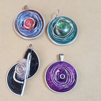  Schmuck Set : 4 Nespresso Anhänger  Blau, Schwarz, Lila, Grün - Bild 1 von 2