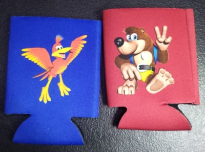 Caja de botín exclusiva Banjo-Kazooie Koozie/enfriador de latas aislado paquete de dos raro  Foto 1 de 2