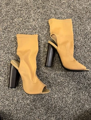 Botas al tobillo Wild Diva de cuero sintético punta abierta recortadas calcetín de buceo tacones botín talla 6 Foto 1 de 4