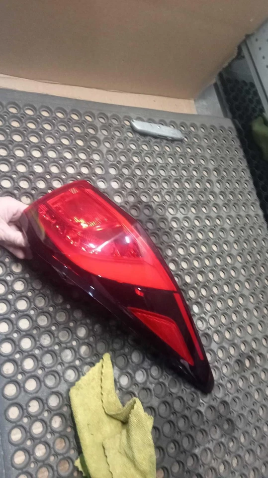 Used Right Tail Light Assembly fits: 2017 Infiniti QX60 quarter panel mounted Ri Foto 1 de 4