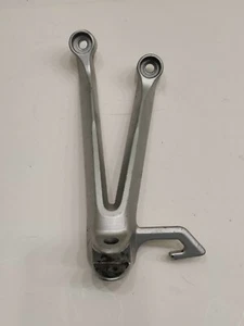 05 06 SUZUKI GSXR 1000 LEFT REAR FOOT PEG FOOTREST HOLDER BRACKET 43700-41G00 - Picture 1 of 5
