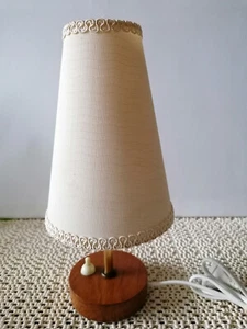 Tisch/Nachtischlampe "ADORF" H:27,5cm Messing/Holzfuß /Stoffschirm Vintage DDR - Picture 1 of 7