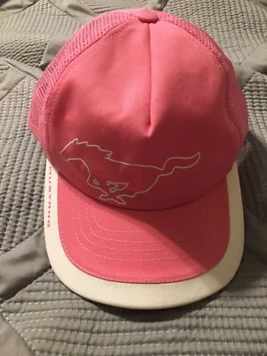 Gorra gorra con cierre a presión de camionero con logotipo de pony Mustang rosa/blanco con licencia Ford Foto 1 de 4