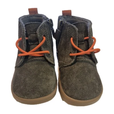 Uggs para niños pequeños Foto 1 de 4