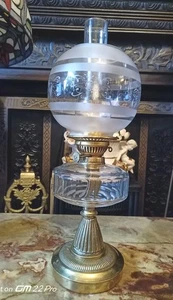 Antique Victorian Brass Oil Lamp / Glass Reservoir / glass etched globe . - Picture 1 of 8