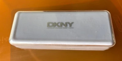 Estuche para gafas o gafas de sol DKNY Donna Karen NY, caja de plástico blanca, usado, negro... Foto 1 de 2
