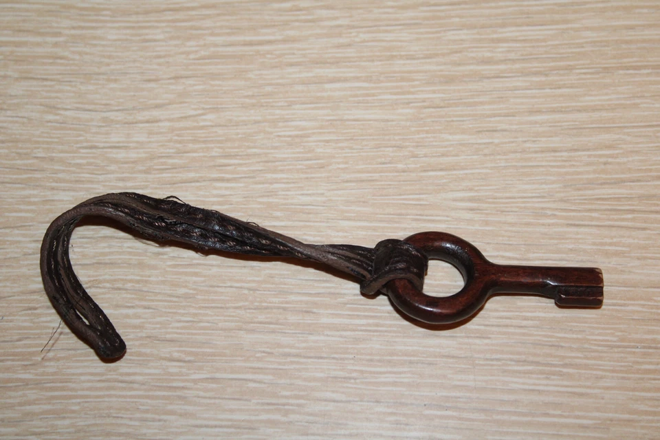 FOSSIL Dark Brown Leather Brown Thick Wood Round Key Replacement Hang Tag Charm - Image 1 of 4