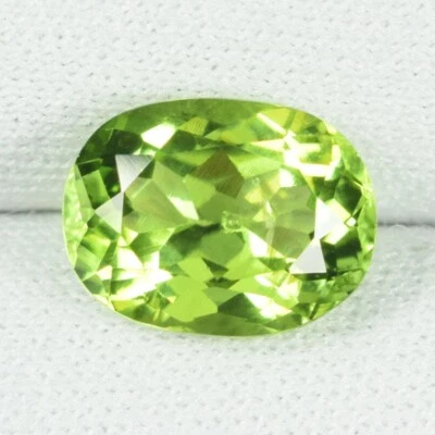 3.57 ct  HI END LUSTROUS  BEST GREEN COLOR  NATURAL PERIDOT  See Vdo 4249 K - Image 1 of 3