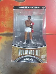 MUHAMMAD ALI UPPER DECK PRO SHOTS 1965 WORLD HEAVYWEIGHT CHAMPION FIGURE & CARD - Picture 1 of 8