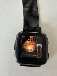 Fitbit Versa schwarz Smartwatch Fitnessuhr gebraucht funktioniert. Ladekabel OVP - Bild 1 von 3