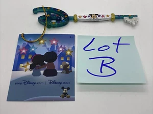 Disney Store From Our Family To Yours Christmas Holiday Key 2020 (Lote B) - Imagen 1 de 7