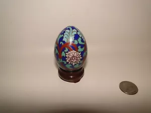 Cloisonné cinese a forma di uovo 2 1/2" con supporto in legno, disegno floreale, toni blu - Foto 1 di 5