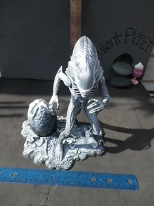 Alien Base mit Ei Prepped grundiert schwarz weiß Details lackiert fertig - Bild 1 von 7