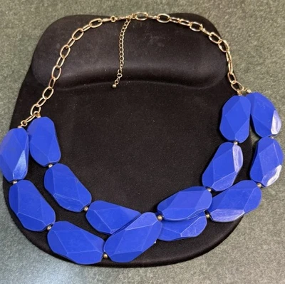 Collar de cuentas grandes de acrílico azul y tono dorado doble hilo Foto 1 de 4