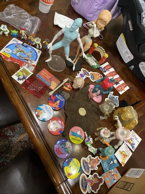 Lote masivo de disparos de prueba prototipo de juguete y prendedor de Disney Foto 1 de 4