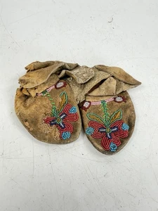 Antique Plateau Native American Childs Moccasins 5.5" Floral Beaded Soft Leather - Picture 1 of 17