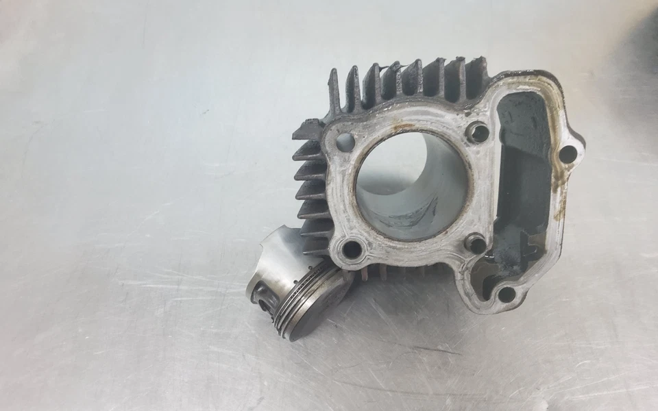 Yamaha Moto4 80 Badger 2000 jarra de cilindro OEM con pistón Foto 1 de 1