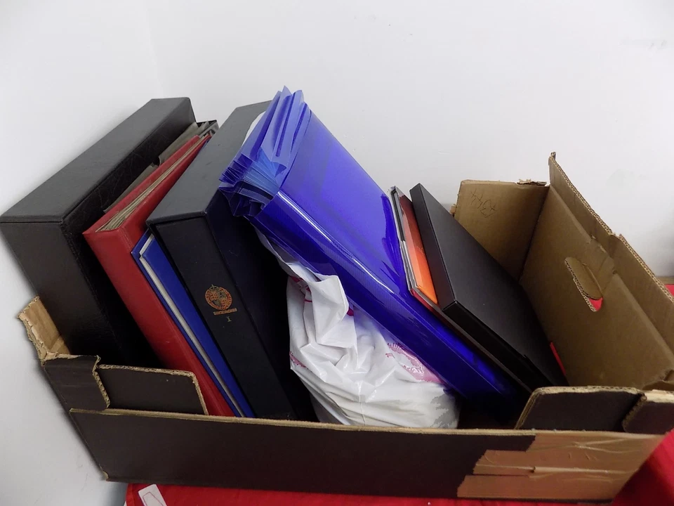 SELLOS DEL MUNDO GRAN ACUMULACIÓN EN CAJA DE 14,5 KG ÁLBUMES/PAQUETES/SUELTOS ETC Foto 1 de 4