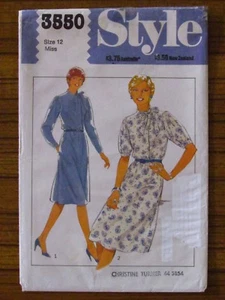 STYLE PATTERN - 3550 LADIES DRESS ASYMMETRICAL CLOSING NECK TIE SIZE 12 UNCUT - Bild 1 von 2